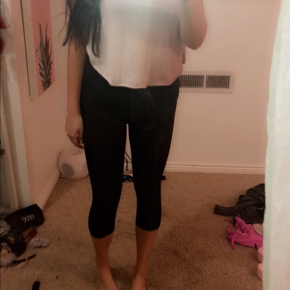 Cropped dark grey/black lululemon leggings - Picture 3 of 4